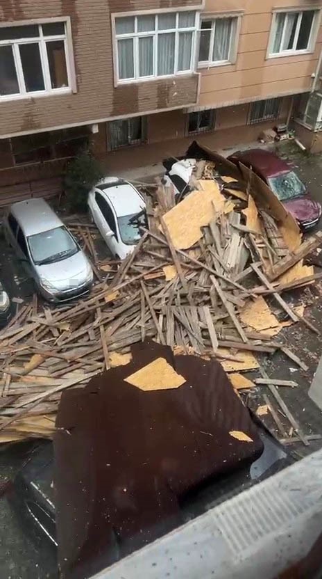 Kocaeli’de sadece bir mahallede 186 evin çatısı uçtu, hasar tespit çalışmaları devam ediyor
Kocaeli’de sadece bir mahallede 186 evin çatısı uçtu, hasar tespit çalışmaları devam ediyor