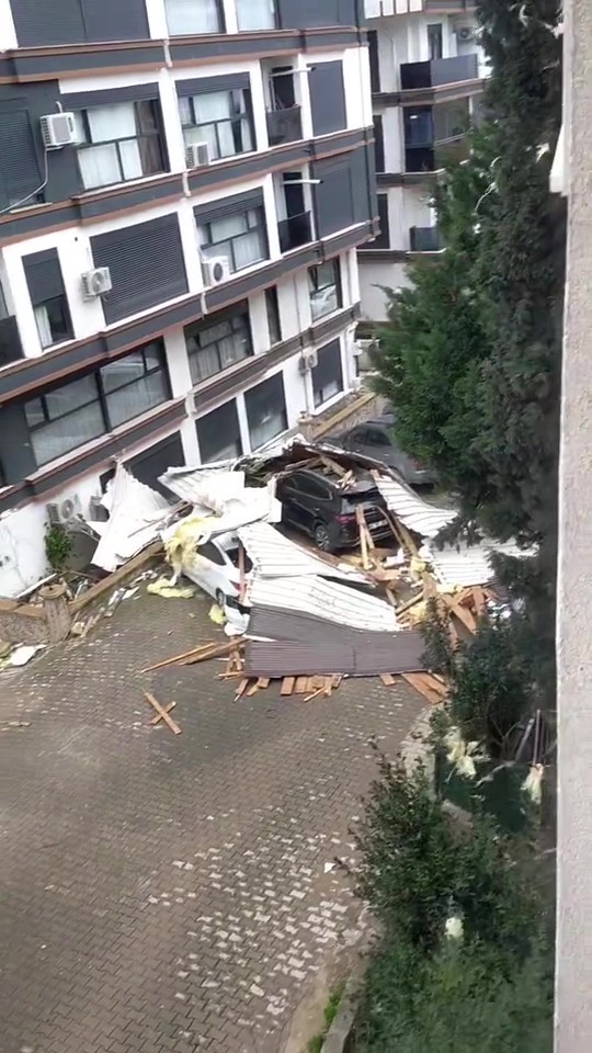 Kocaeli’de sadece bir mahallede 186 evin çatısı uçtu, hasar tespit çalışmaları devam ediyor
Kocaeli’de sadece bir mahallede 186 evin çatısı uçtu, hasar tespit çalışmaları devam ediyor