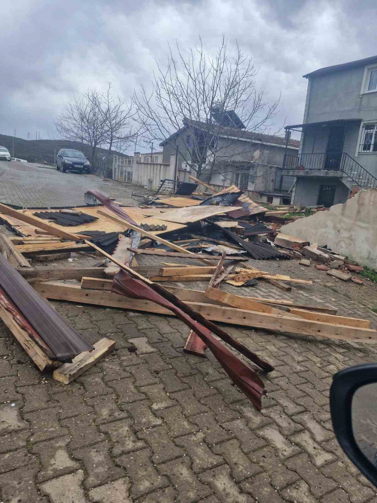 Kocaeli’de sadece bir mahallede 186 evin çatısı uçtu, hasar tespit çalışmaları devam ediyor
Kocaeli’de sadece bir mahallede 186 evin çatısı uçtu, hasar tespit çalışmaları devam ediyor