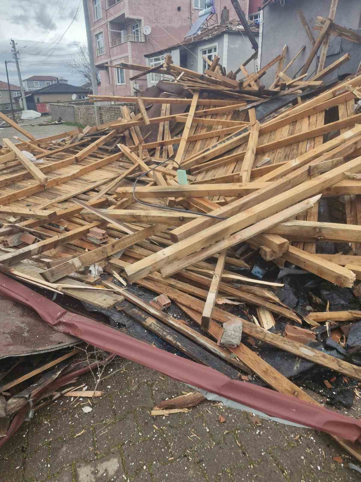 Kocaeli’de sadece bir mahallede 186 evin çatısı uçtu, hasar tespit çalışmaları devam ediyor
Kocaeli’de sadece bir mahallede 186 evin çatısı uçtu, hasar tespit çalışmaları devam ediyor