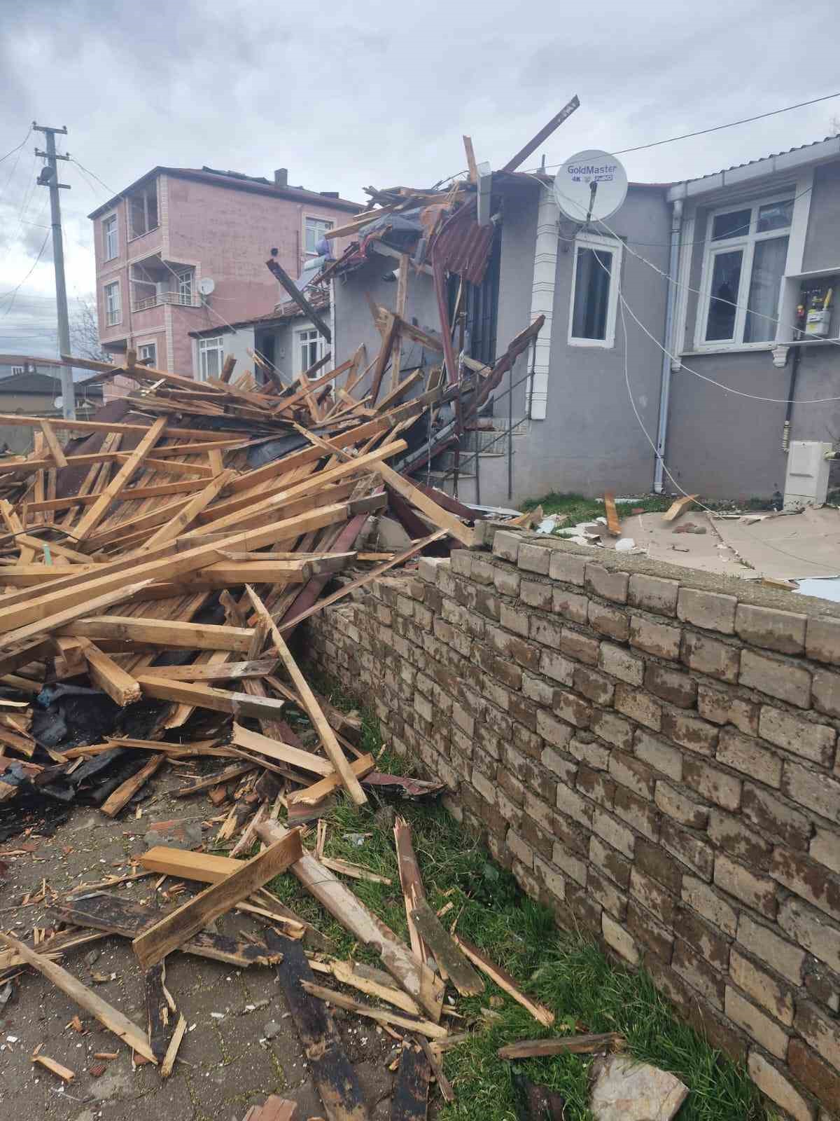 Kocaeli’de sadece bir mahallede 186 evin çatısı uçtu, hasar tespit çalışmaları devam ediyor
Kocaeli’de sadece bir mahallede 186 evin çatısı uçtu, hasar tespit çalışmaları devam ediyor