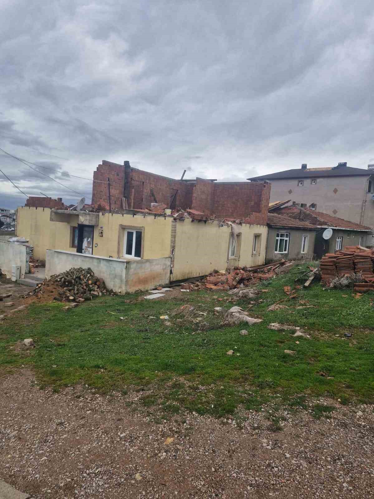 Kocaeli’de sadece bir mahallede 186 evin çatısı uçtu, hasar tespit çalışmaları devam ediyor
Kocaeli’de sadece bir mahallede 186 evin çatısı uçtu, hasar tespit çalışmaları devam ediyor