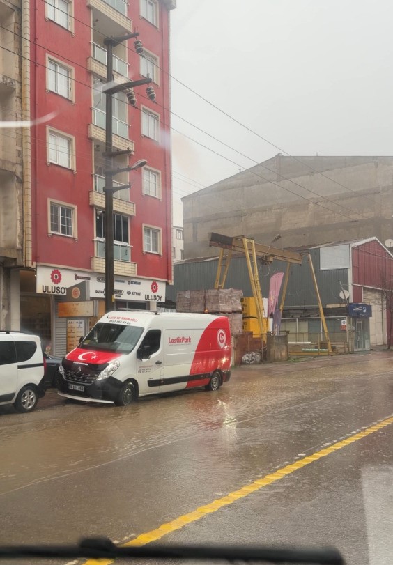 Kocaeli’de sağanak sebebiyle alt geçidi su bastı
