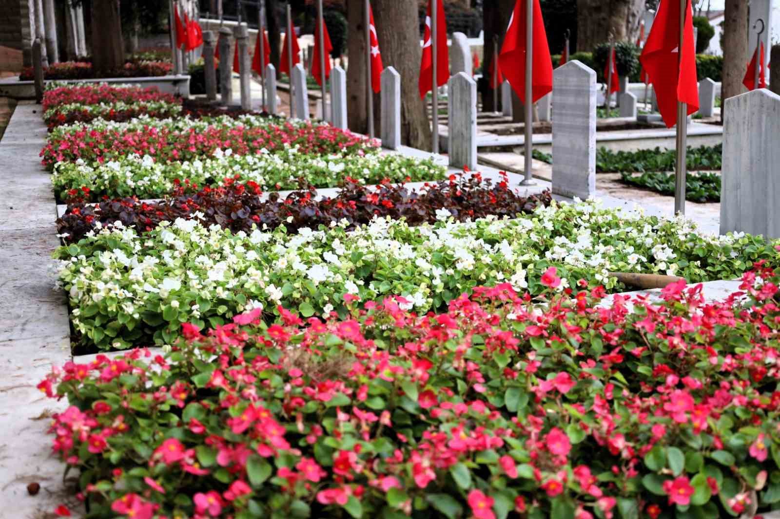 Kocaeli’de şehitliklerde bakım ve çiçeklendirme çalışması
