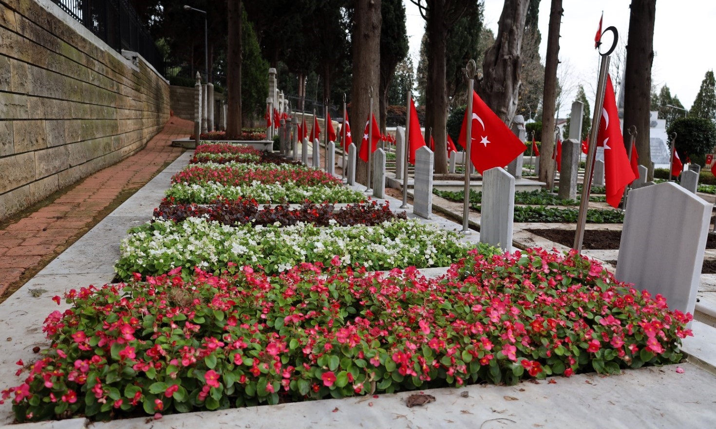 Kocaeli’de şehitliklerde bakım ve çiçeklendirme çalışması
