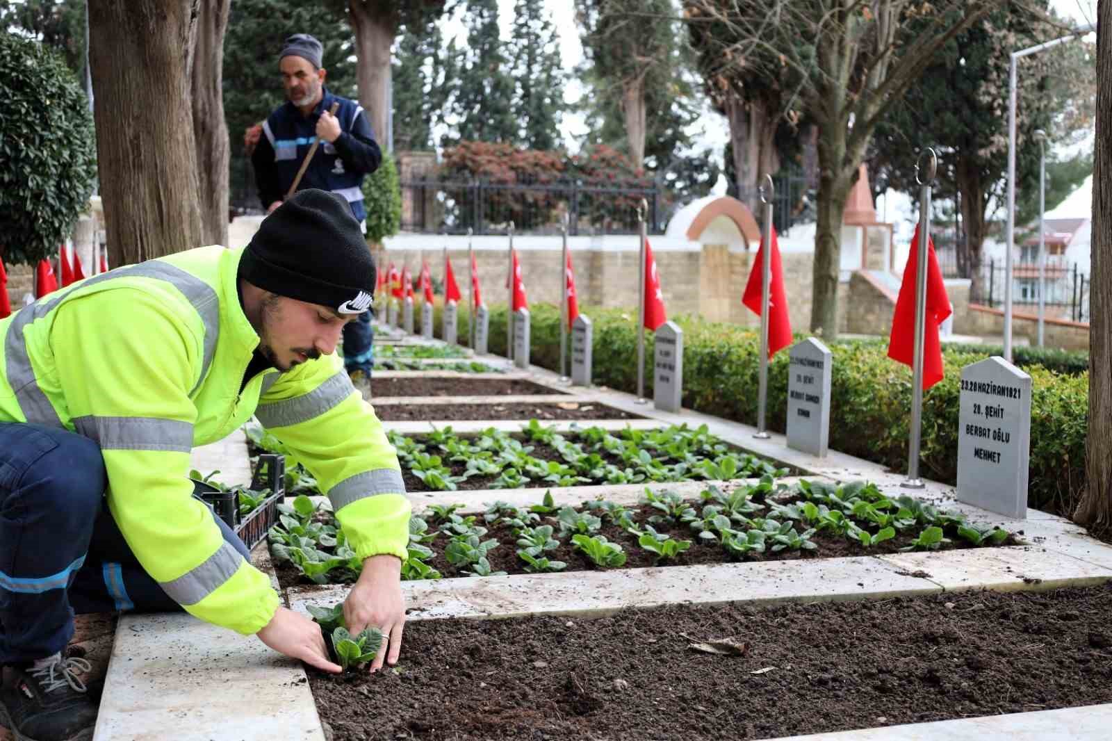 Kocaeli’de şehitliklerde bakım ve çiçeklendirme çalışması
