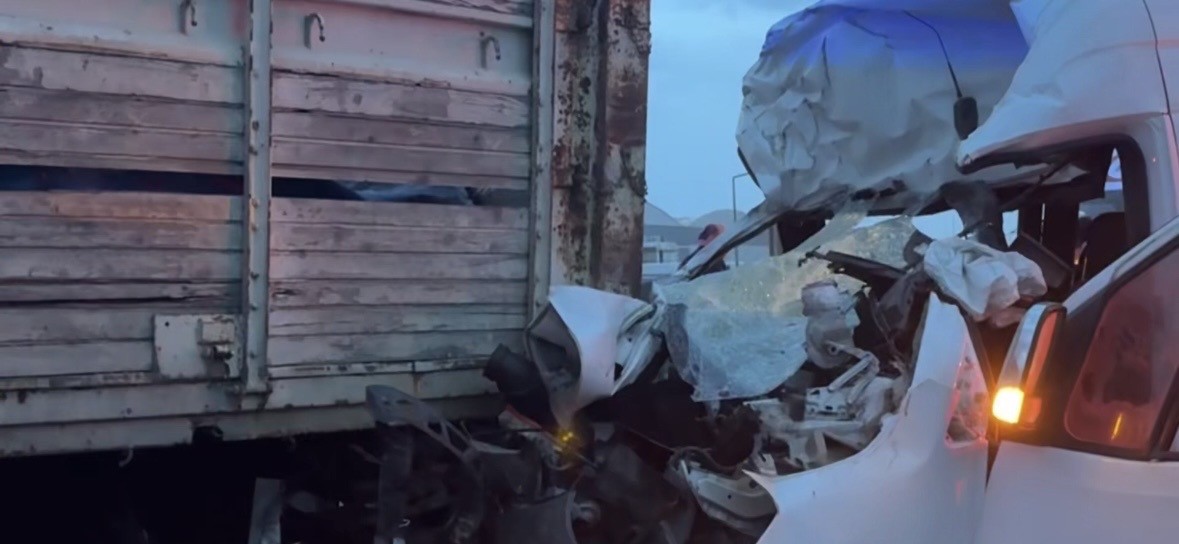 Kocaeli’de servis minibüsü ile kamyon çarpıştı: 7 yaralı
