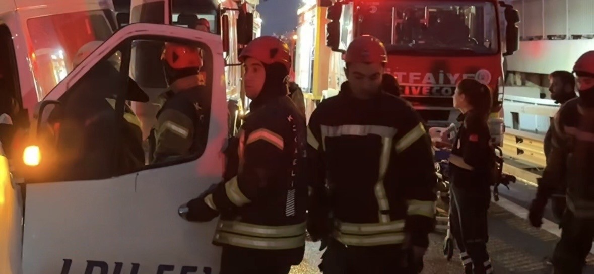 Kocaeli’de servis minibüsü ile kamyon çarpıştı: 7 yaralı
