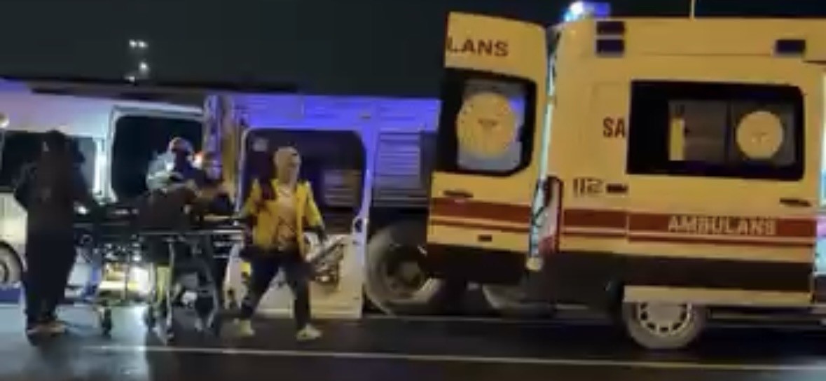 Kocaeli’de servis minibüsü ile kamyon çarpıştı: 7 yaralı
