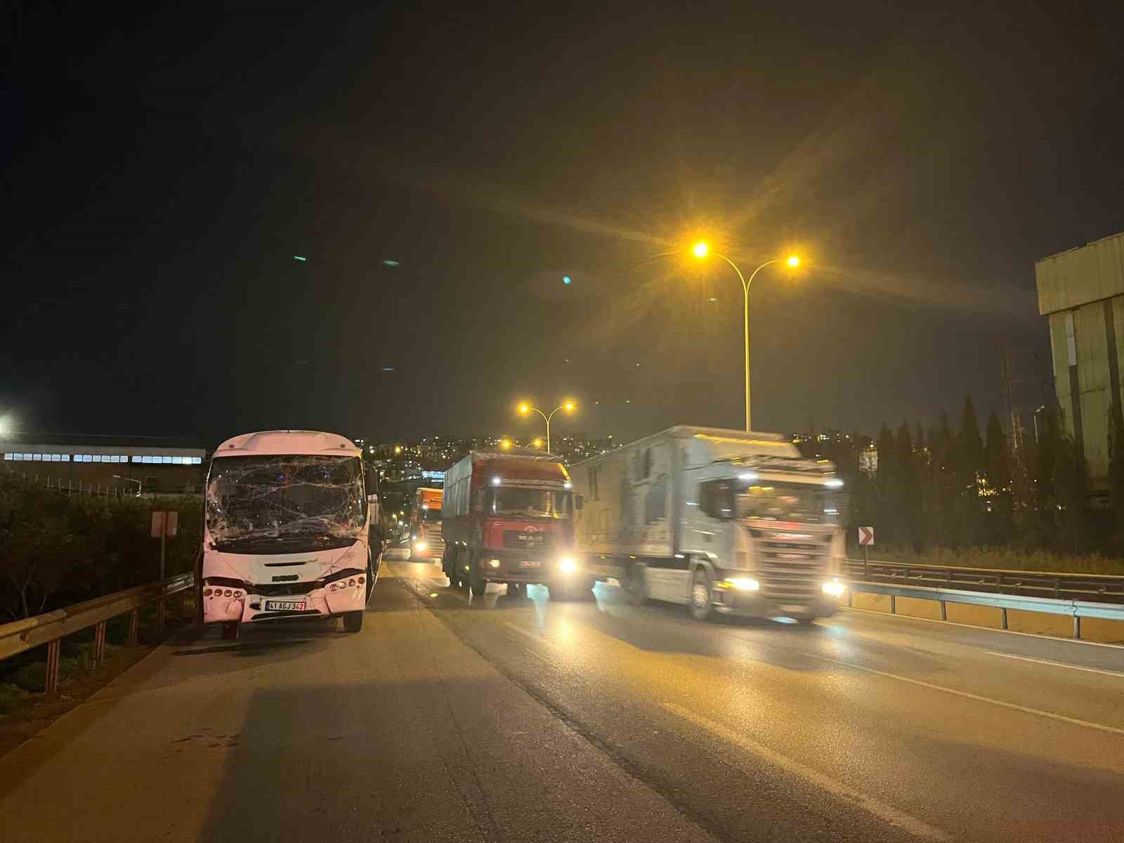 Kocaeli’de servis minibüsü tıra çarptı: 6 yaralı
