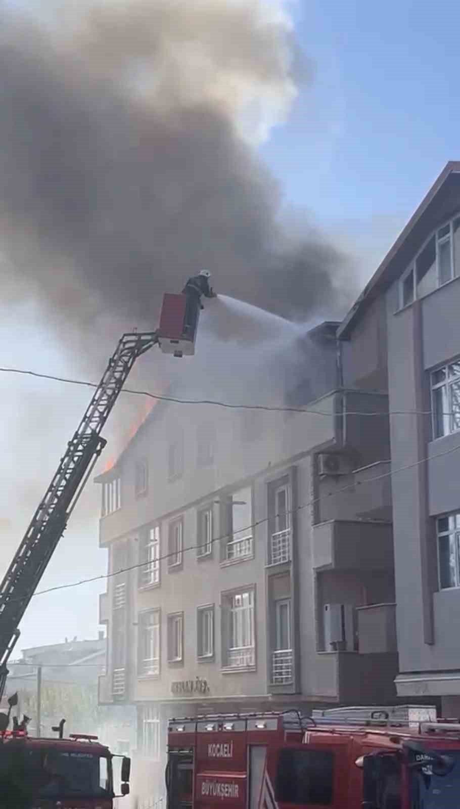 Kocaeli’de tadilatta olan binanın çatısı alevlere teslim oldu
