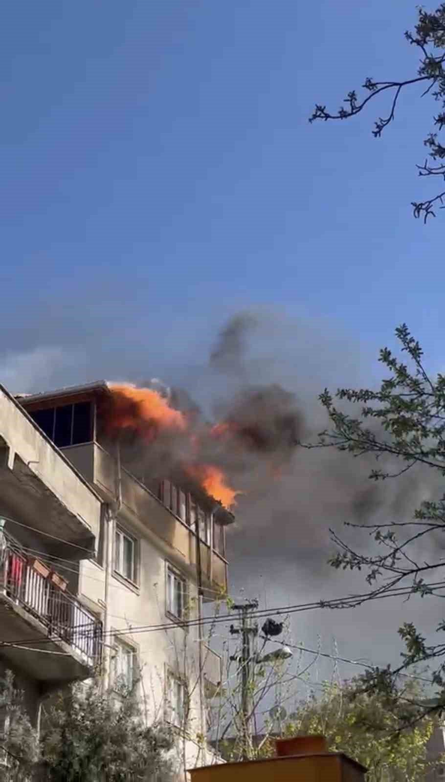 Kocaeli’de tadilatta olan binanın çatısı alevlere teslim oldu
