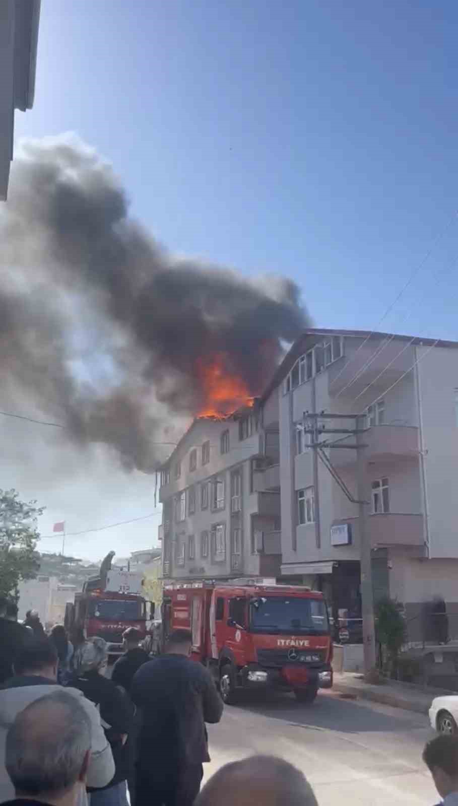 Kocaeli’de tadilatta olan binanın çatısı alevlere teslim oldu
