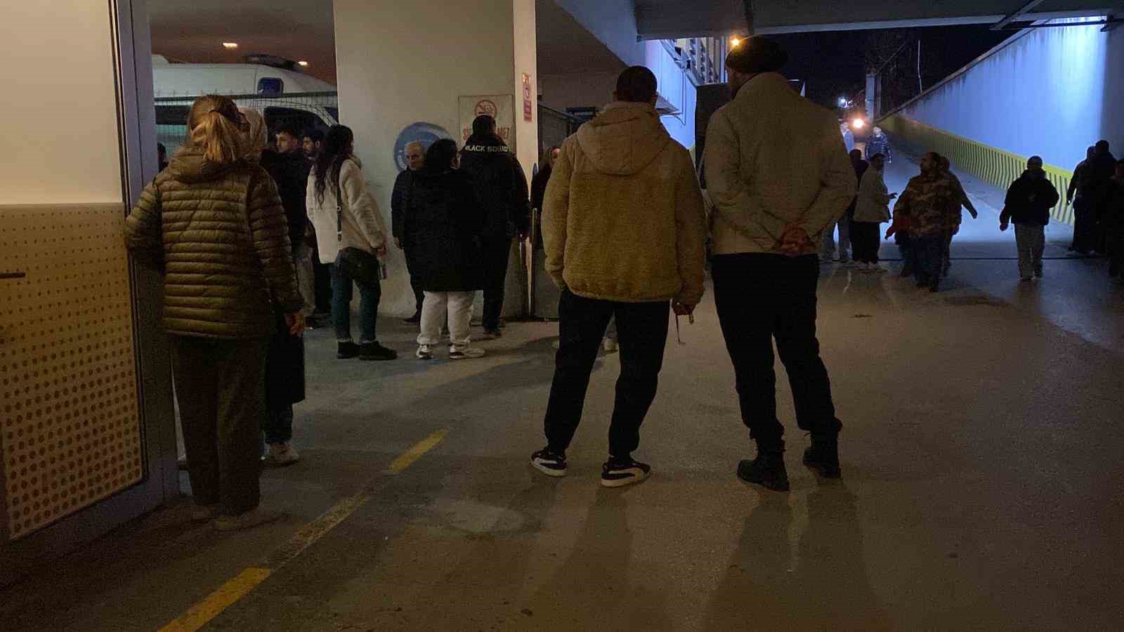 Kocaeli’de tribünden düşen genç taraftar hayatını kaybetti
