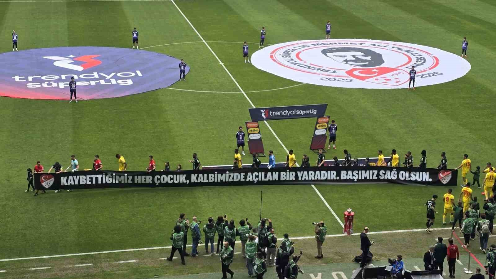Kocaeli’de tribünler sustu, çocuklar için yas tutuldu
