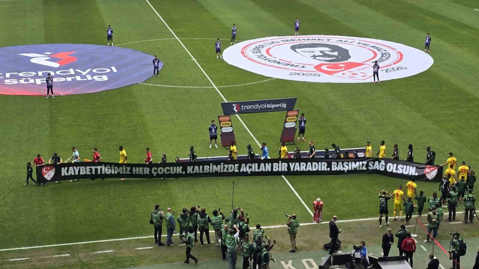 Kocaeli’de tribünler sustu, çocuklar için yas tutuldu

