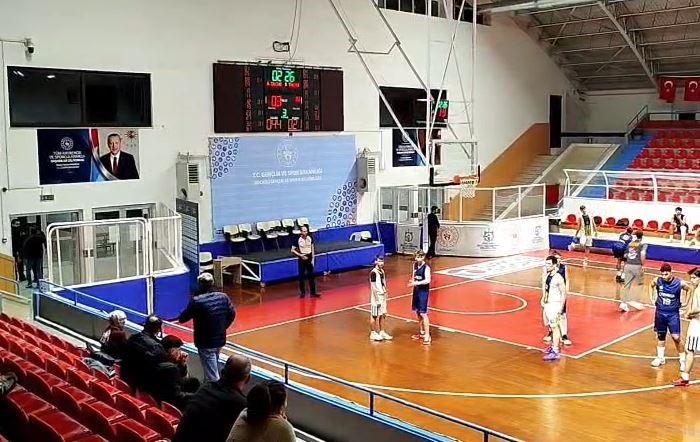 Kocaeli’de U16 basketbol maçında yumruklar havada uçuştu
