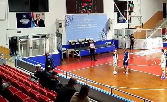 Kocaeli’de U16 basketbol maçında yumruklar havada uçuştu
