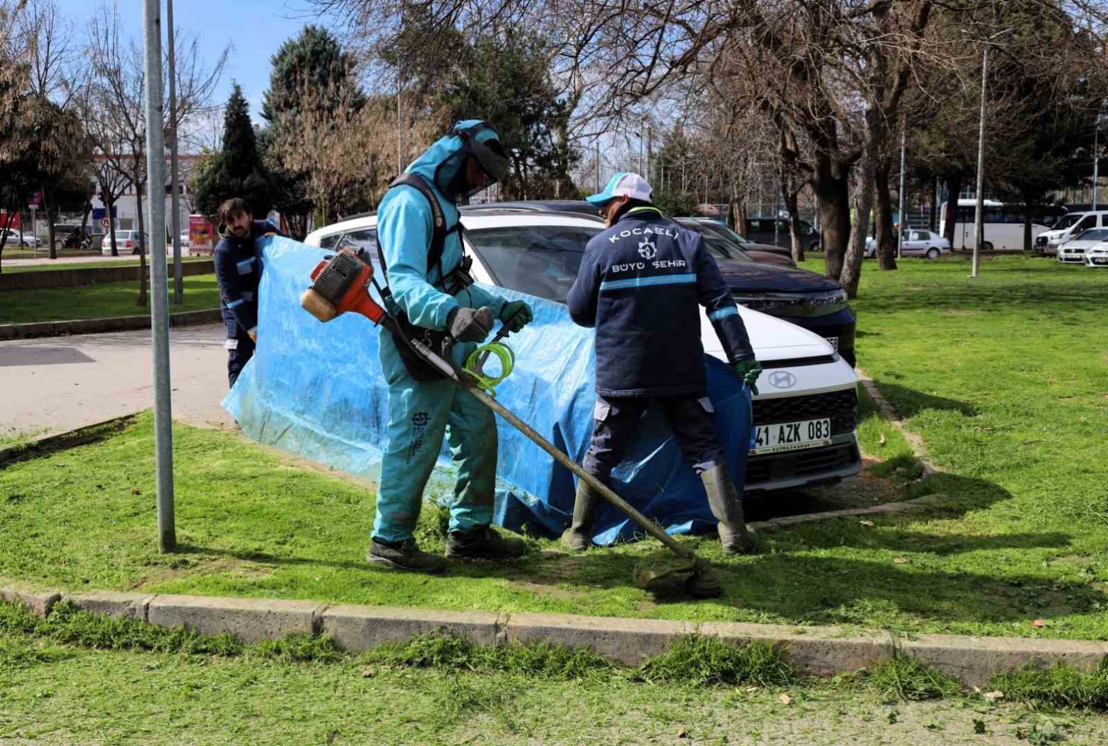 Kocaeli’de yeşil alan bakımlarında araçlar brandalarla korunuyor
