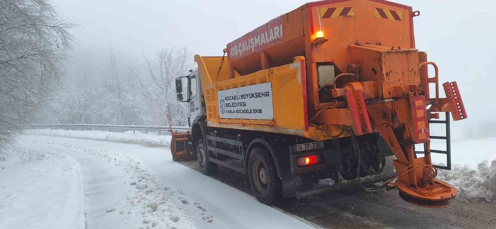 Kocaeli’nin yüksek kesimleri bayram sabahı beyaza büründü
