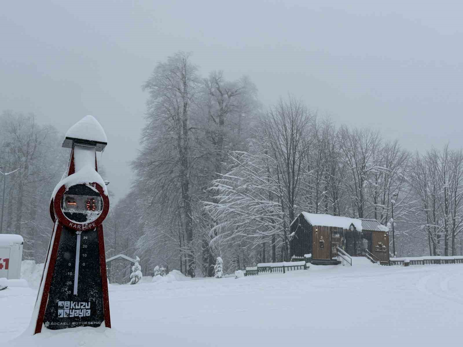 Kocaeli’nin yüksek kesimlerine lapa lapa kar yağıyor
