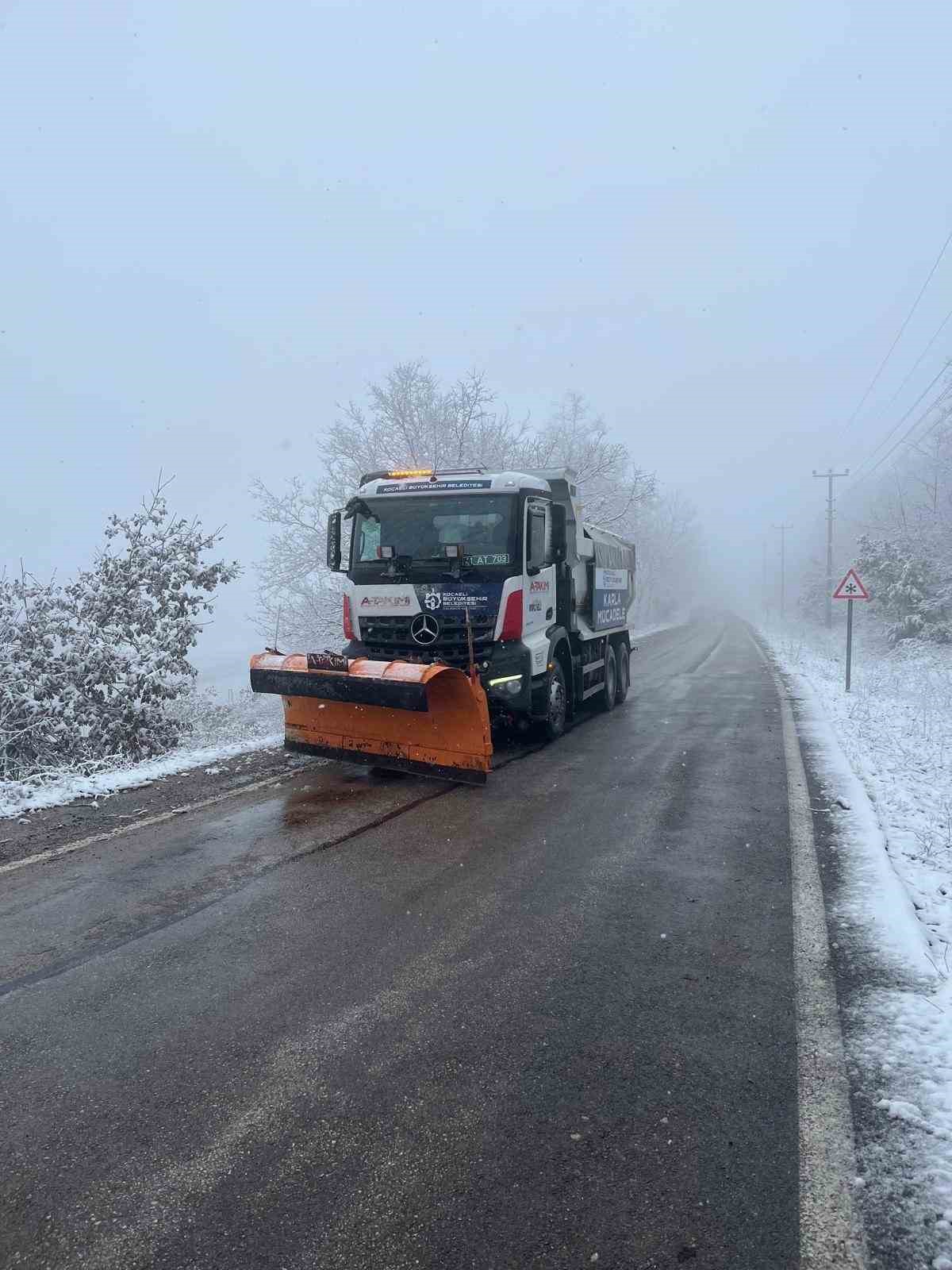 Kocaeli’nin yüksek kesimlerine lapa lapa kar yağıyor
