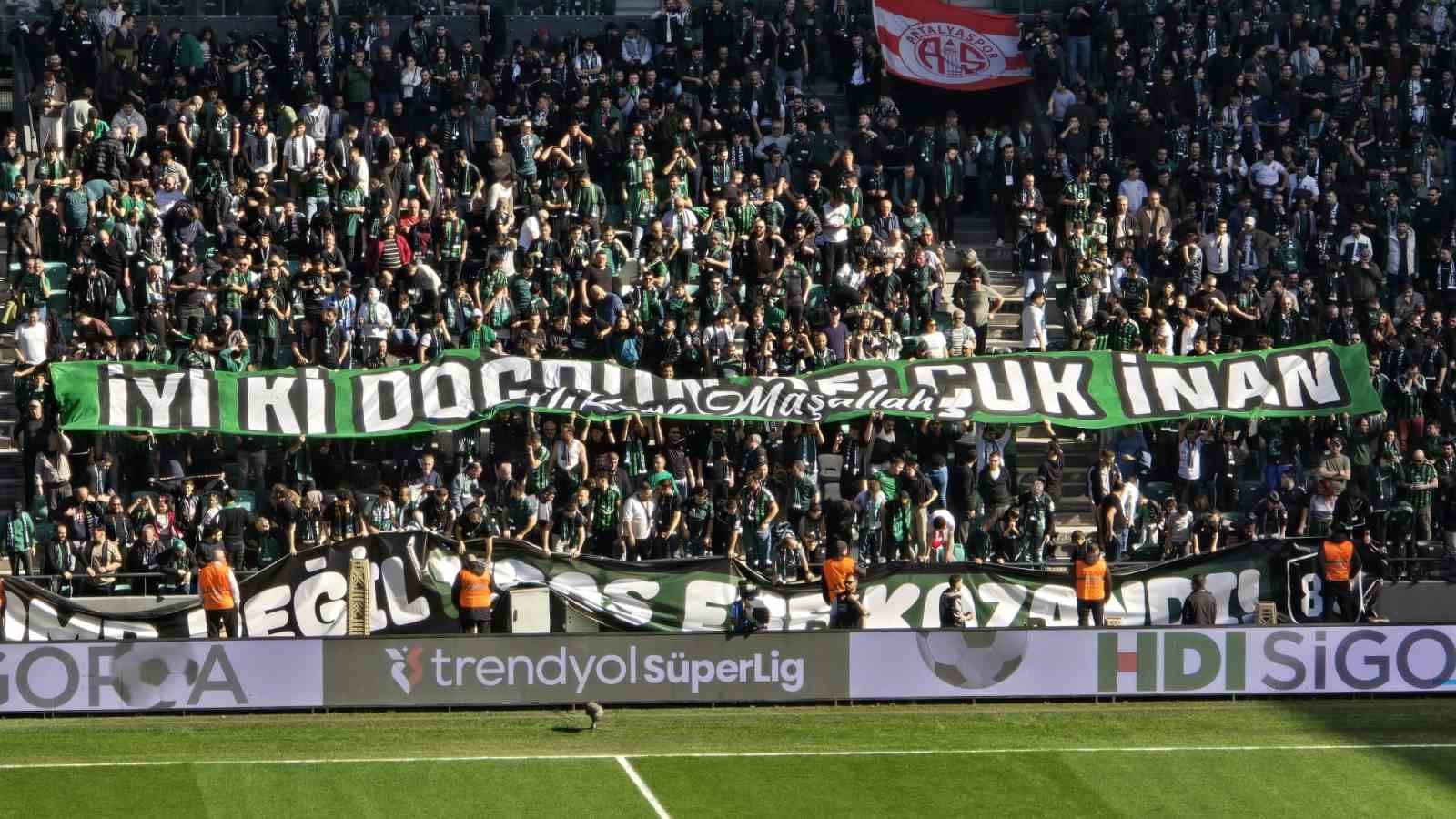 Kocaelispor - Gaziantep FK maçında anlamlı pankartlar
