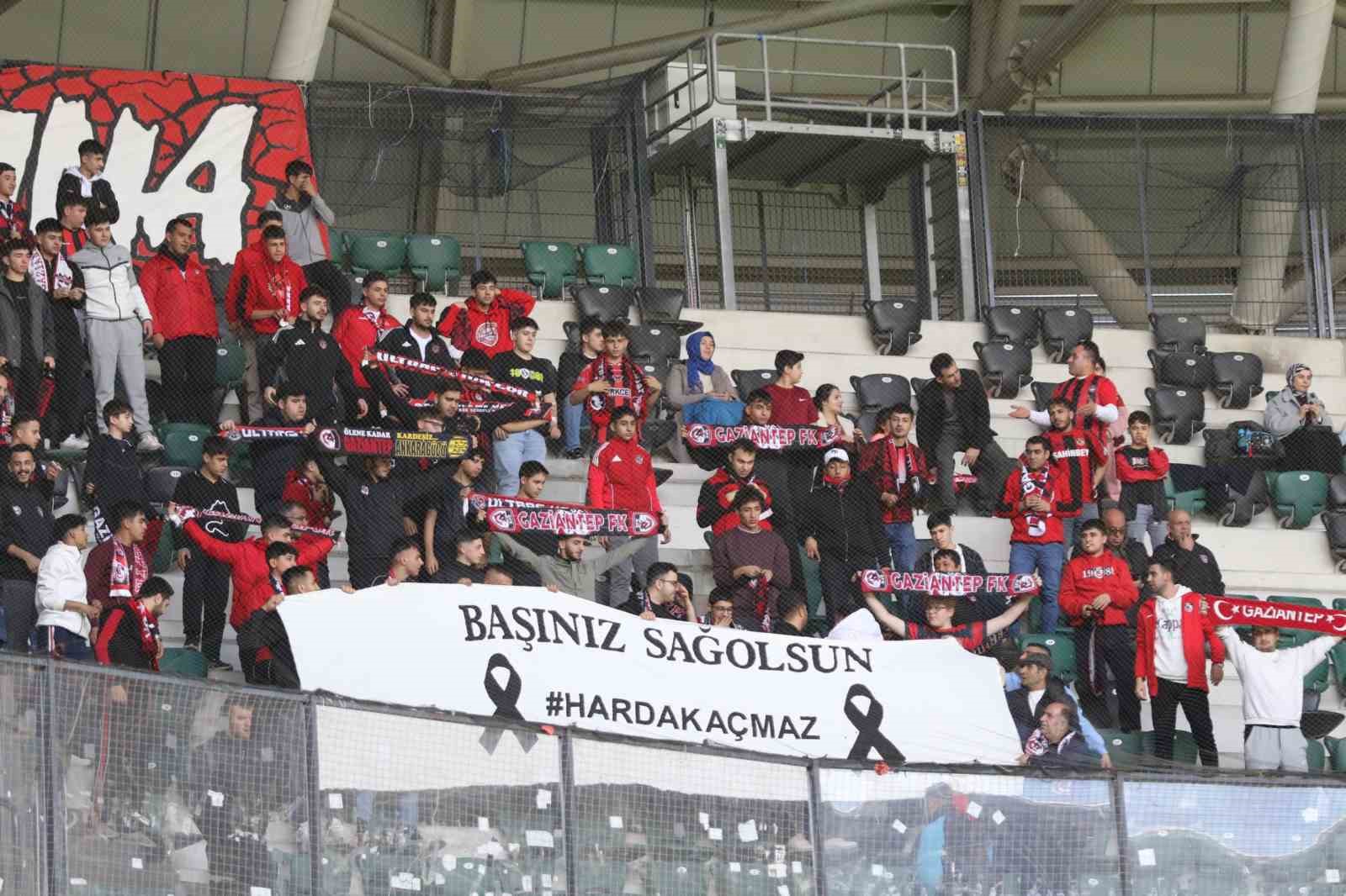 Kocaelispor - Gaziantep FK maçında anlamlı pankartlar
