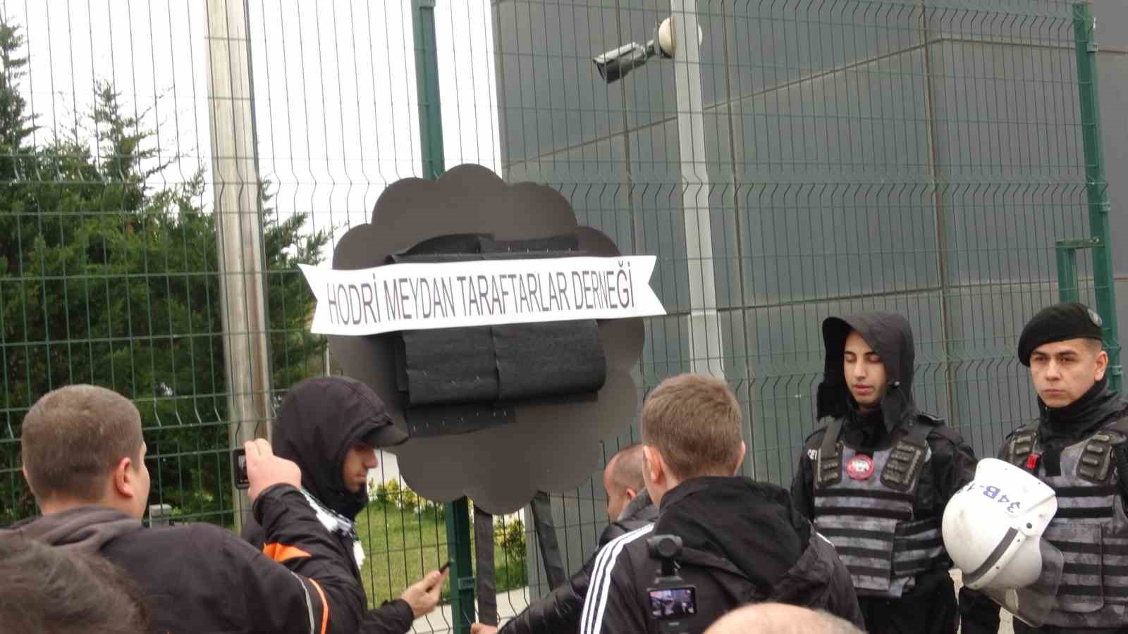 Kocaelispor taraftarları, TFF önüne siyah çelenk bıraktı
