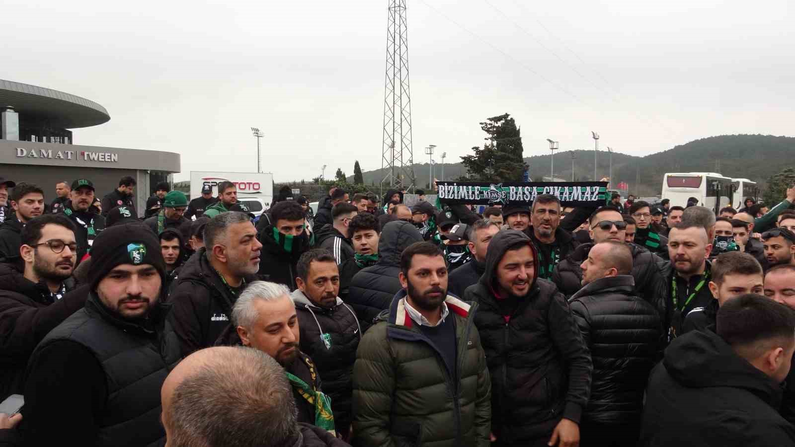 Kocaelispor taraftarları, TFF önüne siyah çelenk bıraktı
