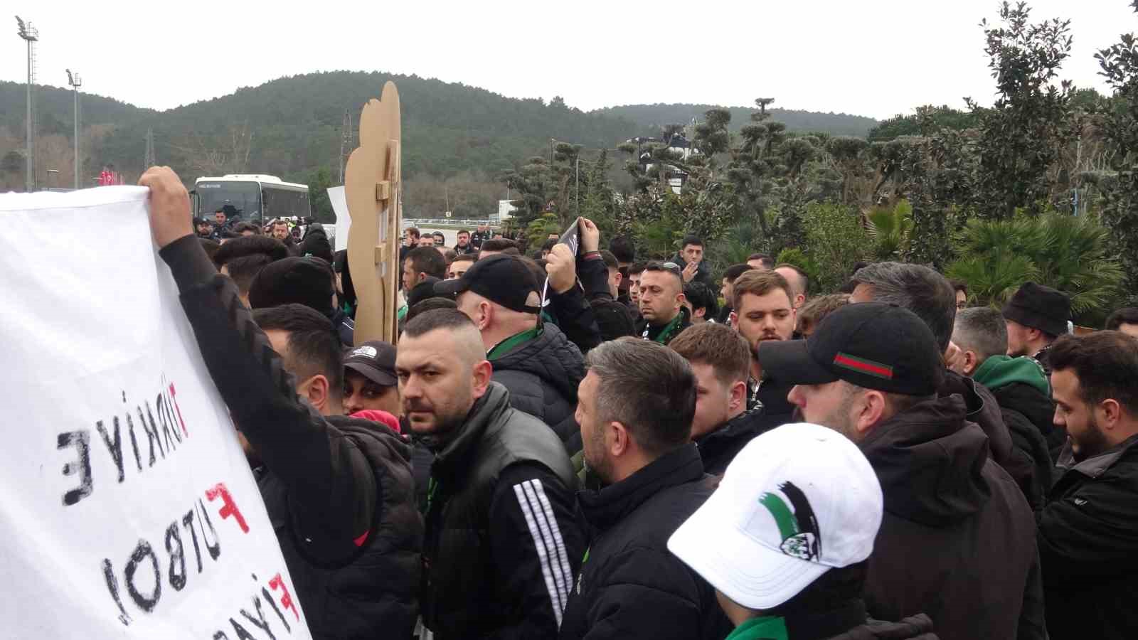 Kocaelispor taraftarları, TFF önüne siyah çelenk bıraktı
