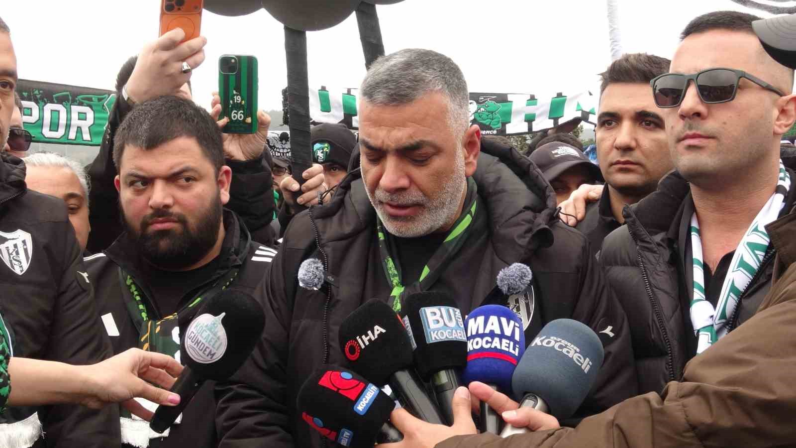 Kocaelispor taraftarları, TFF önüne siyah çelenk bıraktı
