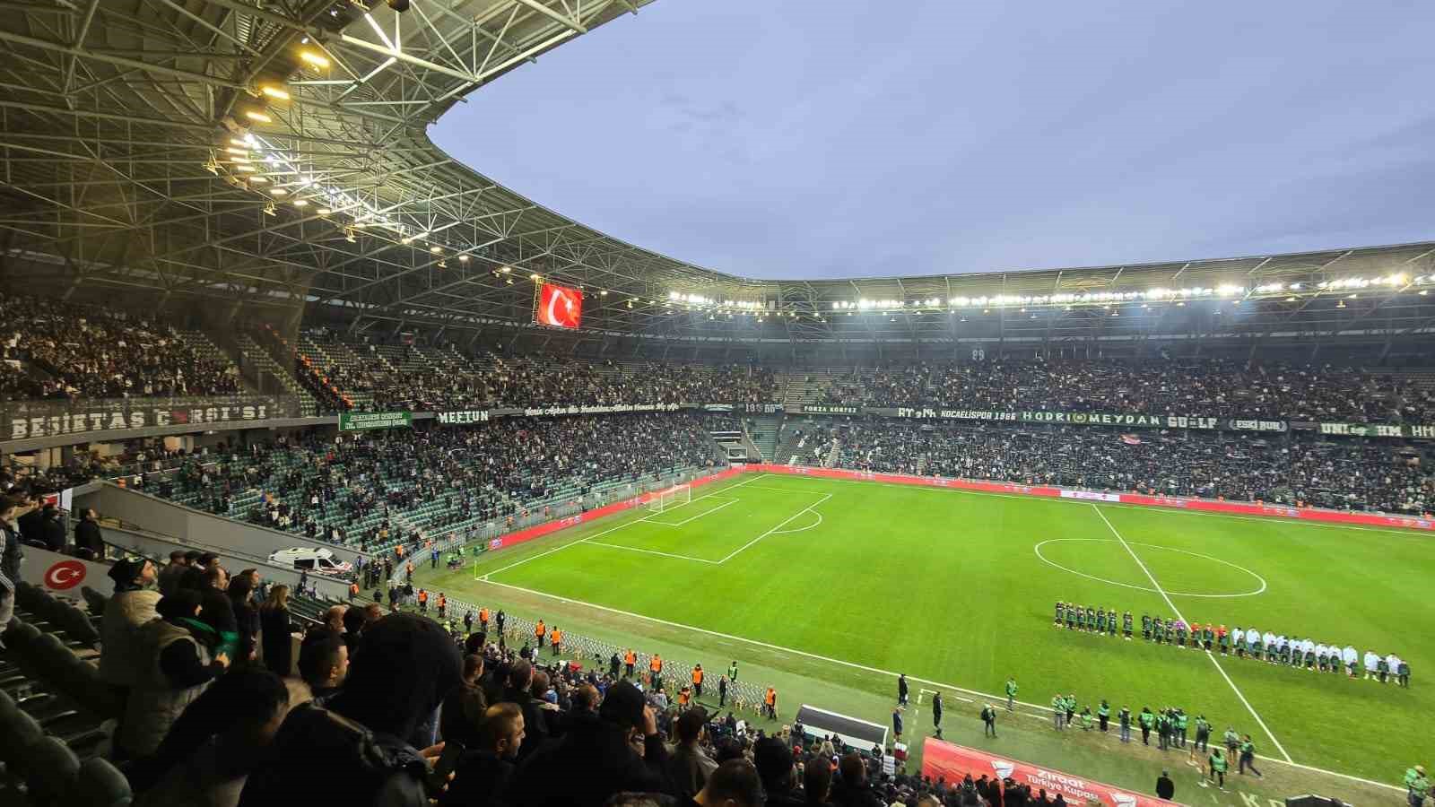 Kocaelispor ve Beşiktaş kupa maçına ‘Küfüre karşıyız’ pankartıyla çıktı
