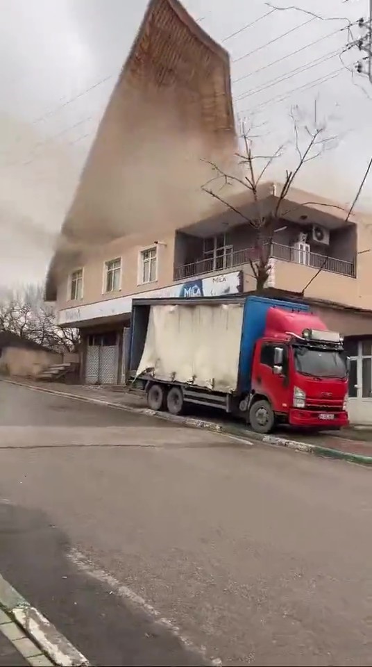 Kocaeli’yi fırtına vurdu: Evlerin çatıları uçtu, vatandaş tenteyle birlikte savruldu
