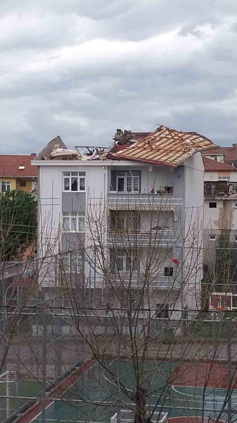 Kocaeli’yi fırtına vurdu: Evlerin çatıları uçtu, vatandaş tenteyle birlikte savruldu
