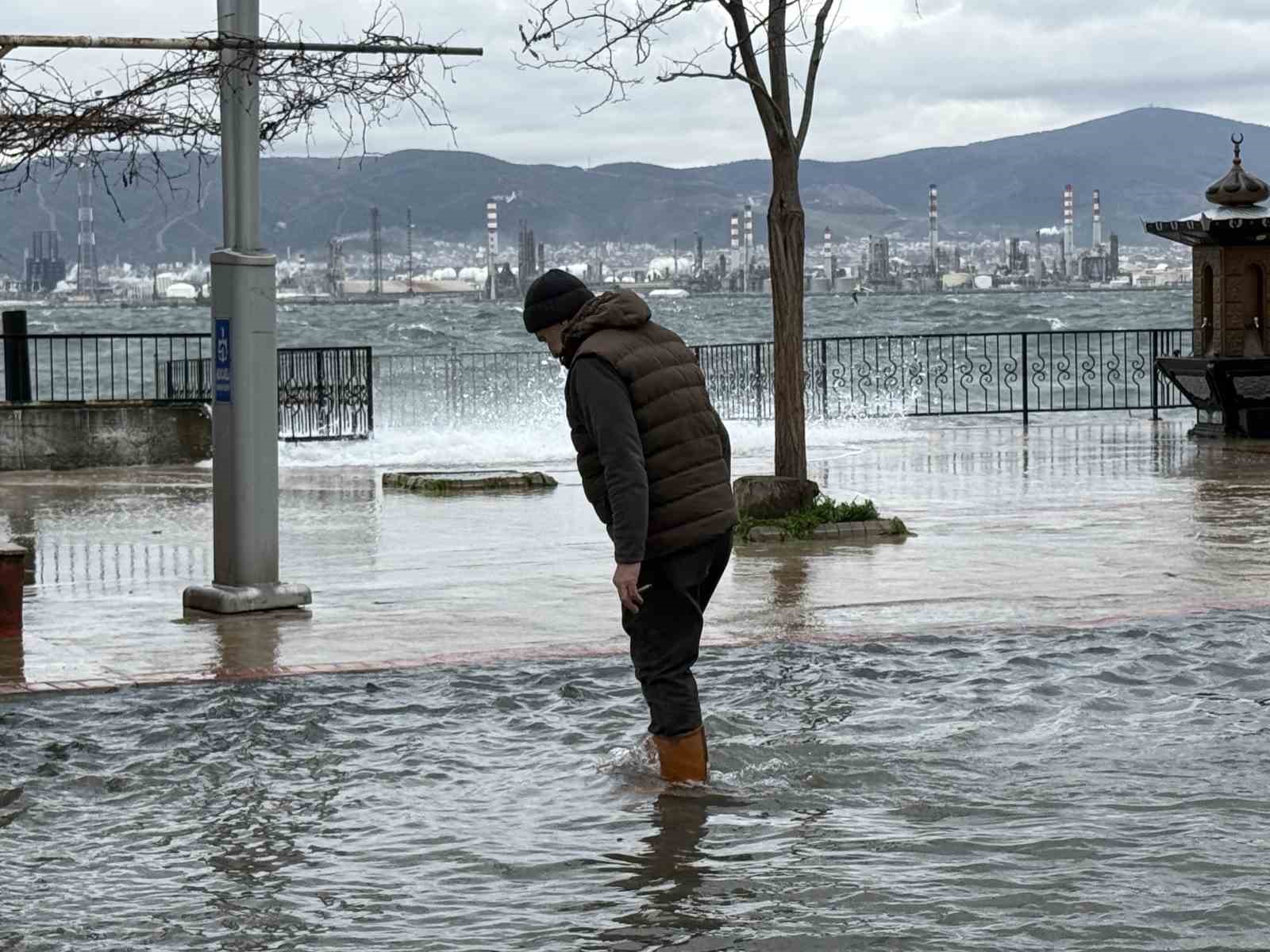 Kocaeli’yi lodos vurdu, yollar göle döndü
