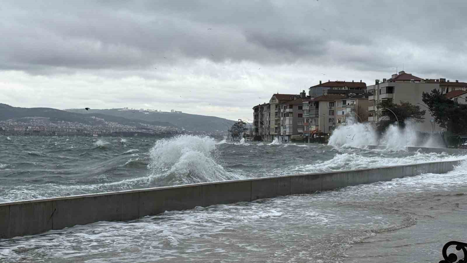 Kocaeli’yi lodos vurdu, yollar göle döndü
