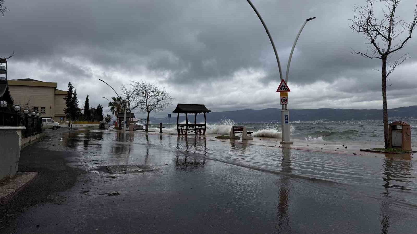 Kocaeli’yi lodos vurdu, yollar göle döndü
