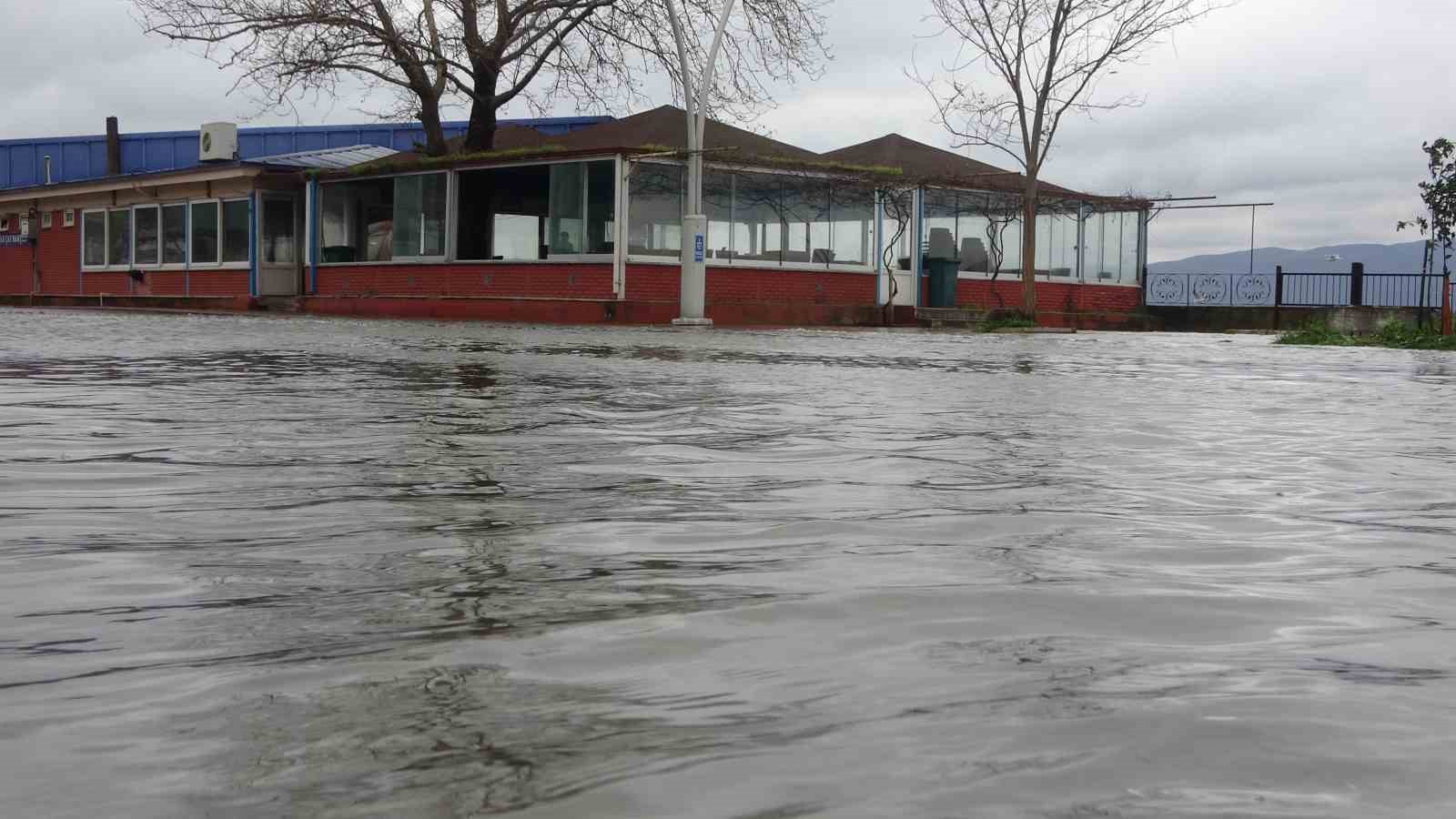 Kocaeli’yi lodos vurdu, yollar göle döndü
