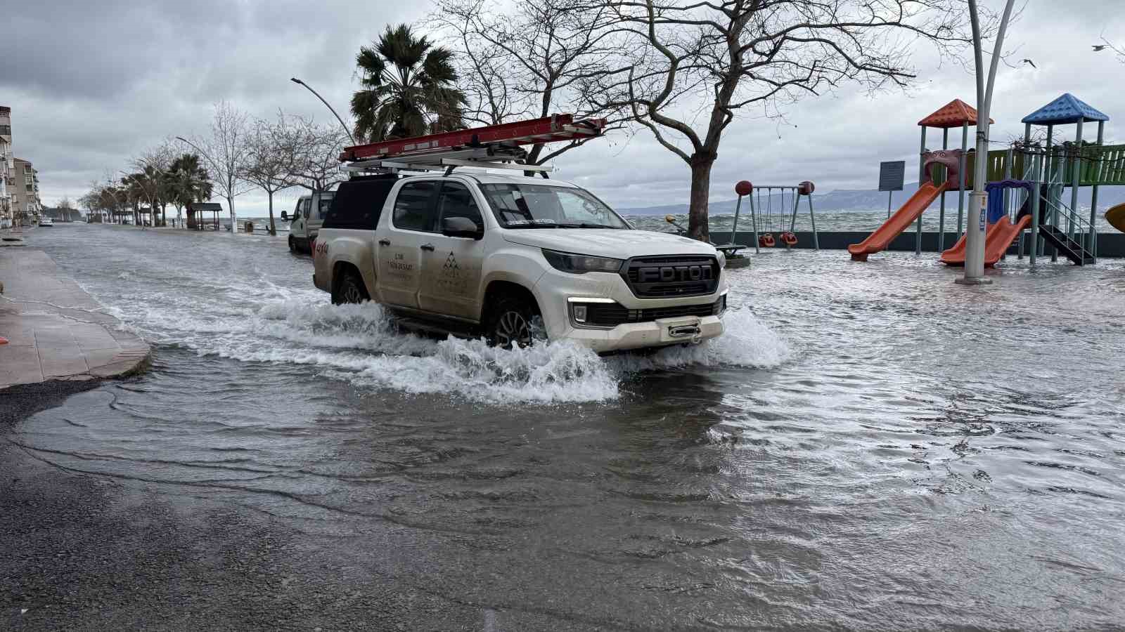 Kocaeli’yi lodos vurdu, yollar göle döndü
