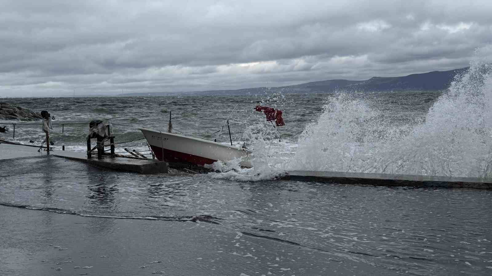Kocaeli’yi lodos vurdu, yollar göle döndü
