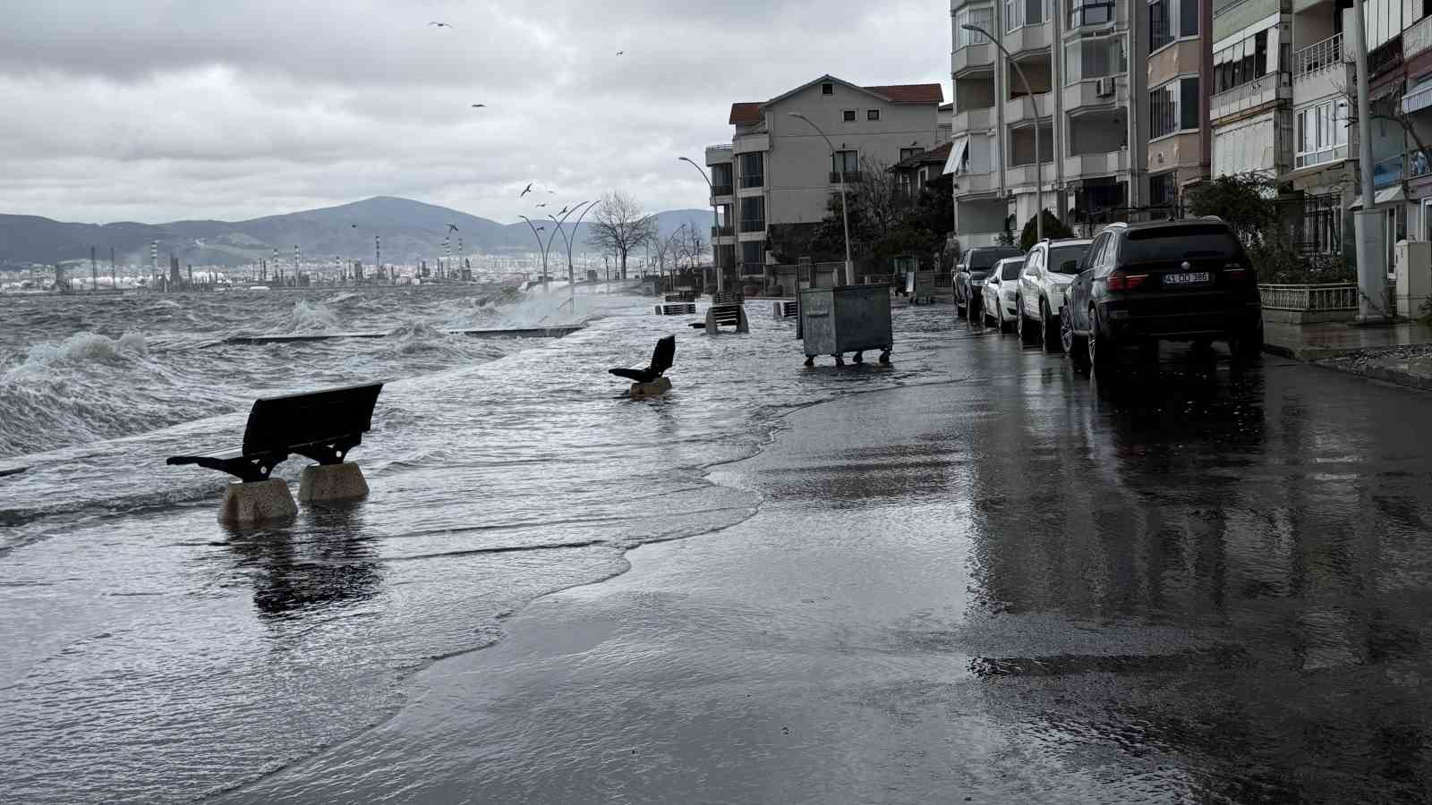 Kocaeli’yi lodos vurdu, yollar göle döndü
