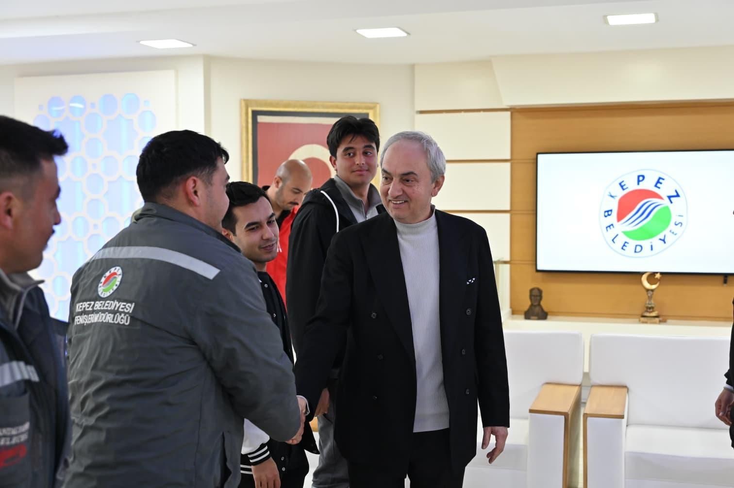 Kocagöz’den belediyedeki sezonluk işçilere daimi iş müjdesi
Kocagöz’den belediyedeki sezonluk işçilere daimi iş müjdesi