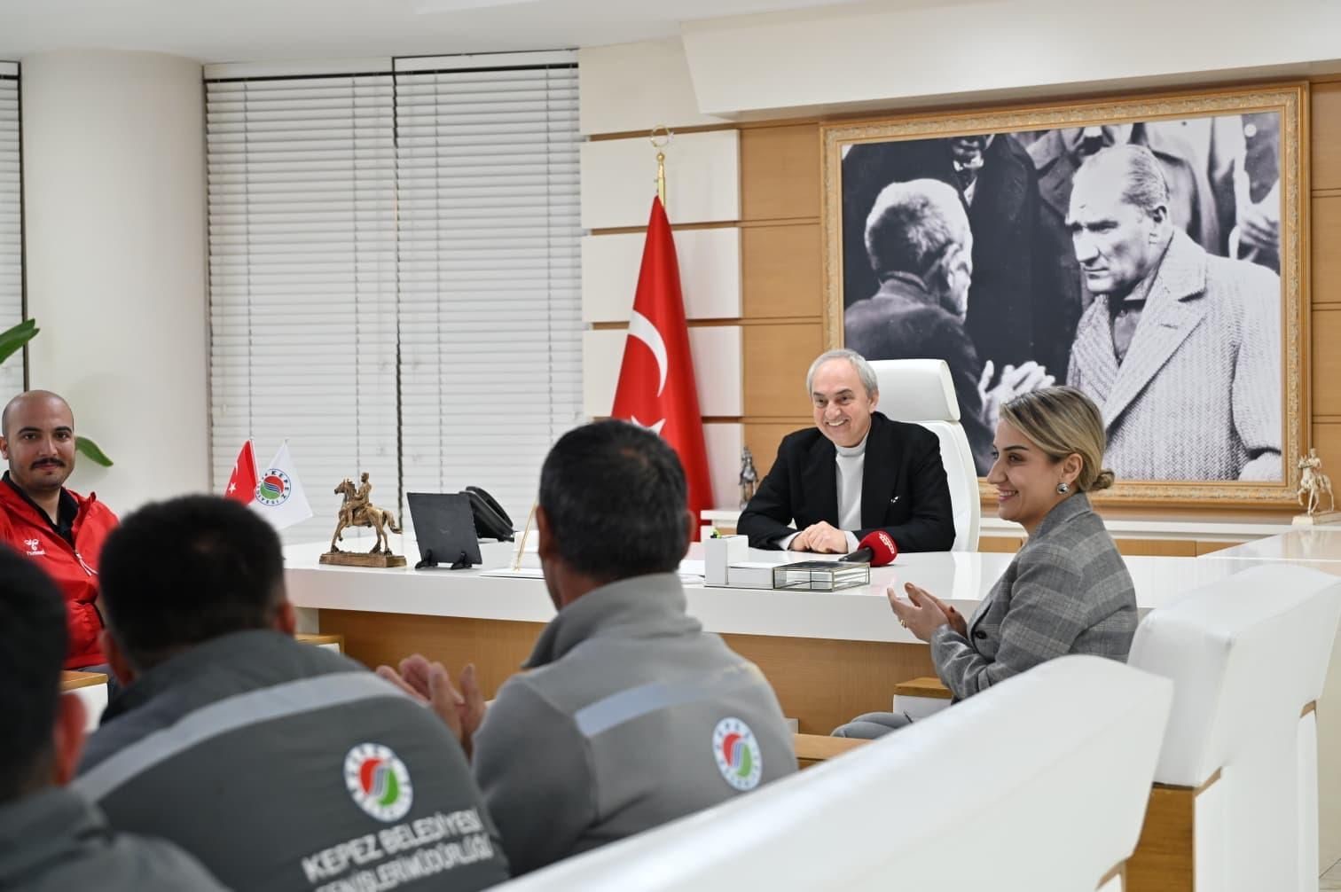 Kocagöz’den belediyedeki sezonluk işçilere daimi iş müjdesi
Kocagöz’den belediyedeki sezonluk işçilere daimi iş müjdesi