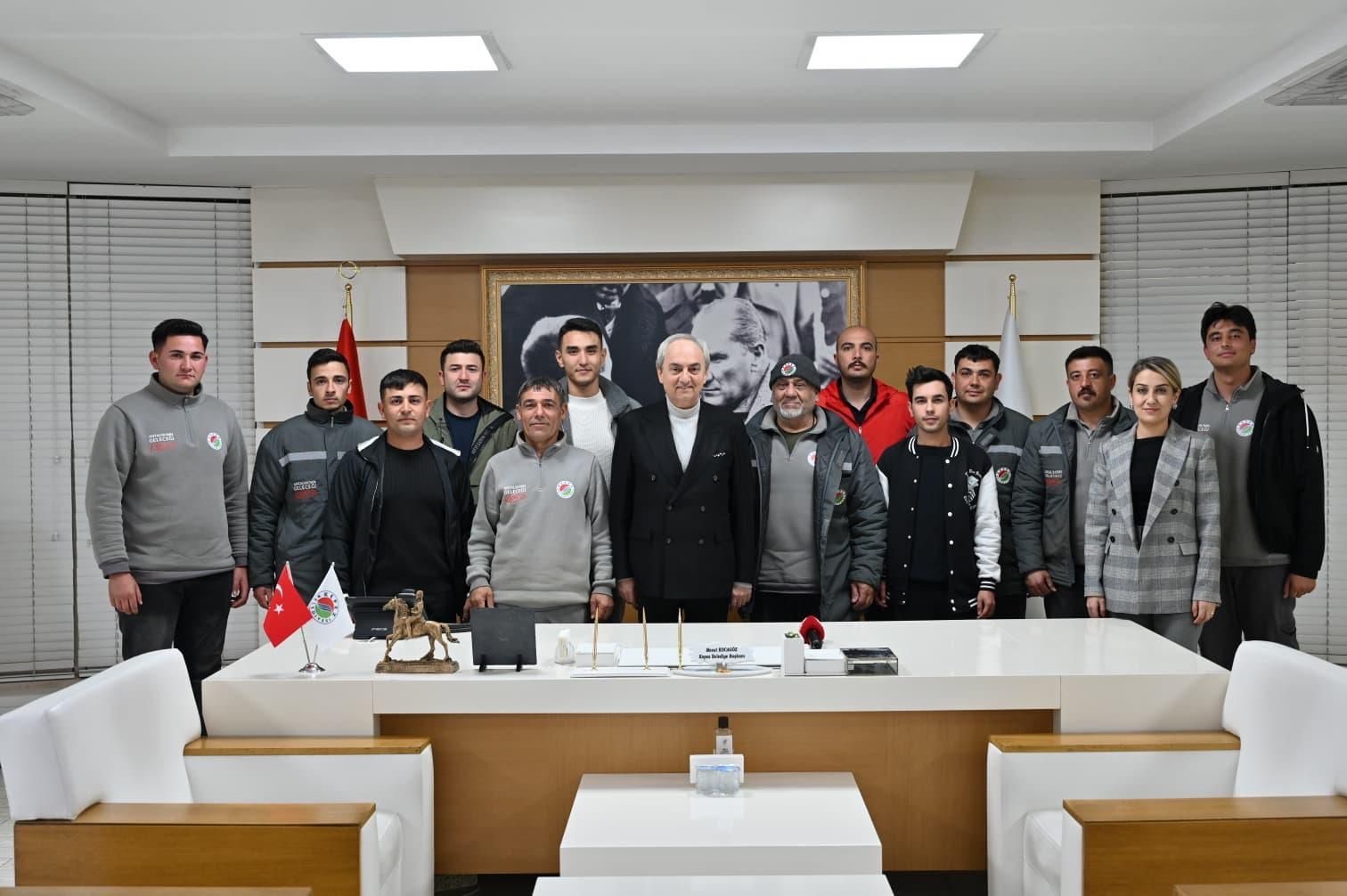 Kocagöz’den belediyedeki sezonluk işçilere daimi iş müjdesi
Kocagöz’den belediyedeki sezonluk işçilere daimi iş müjdesi