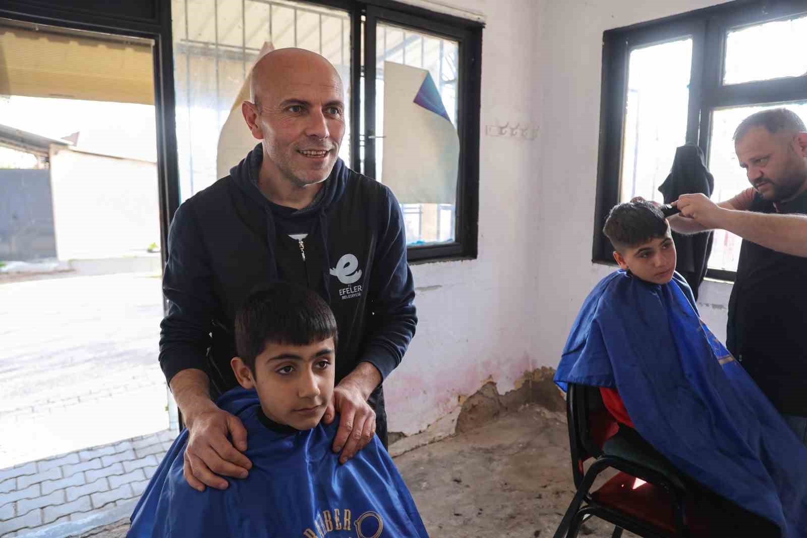 Kocagürlü çocuklara bayram tıraşları Efeler Belediyesi’nden
