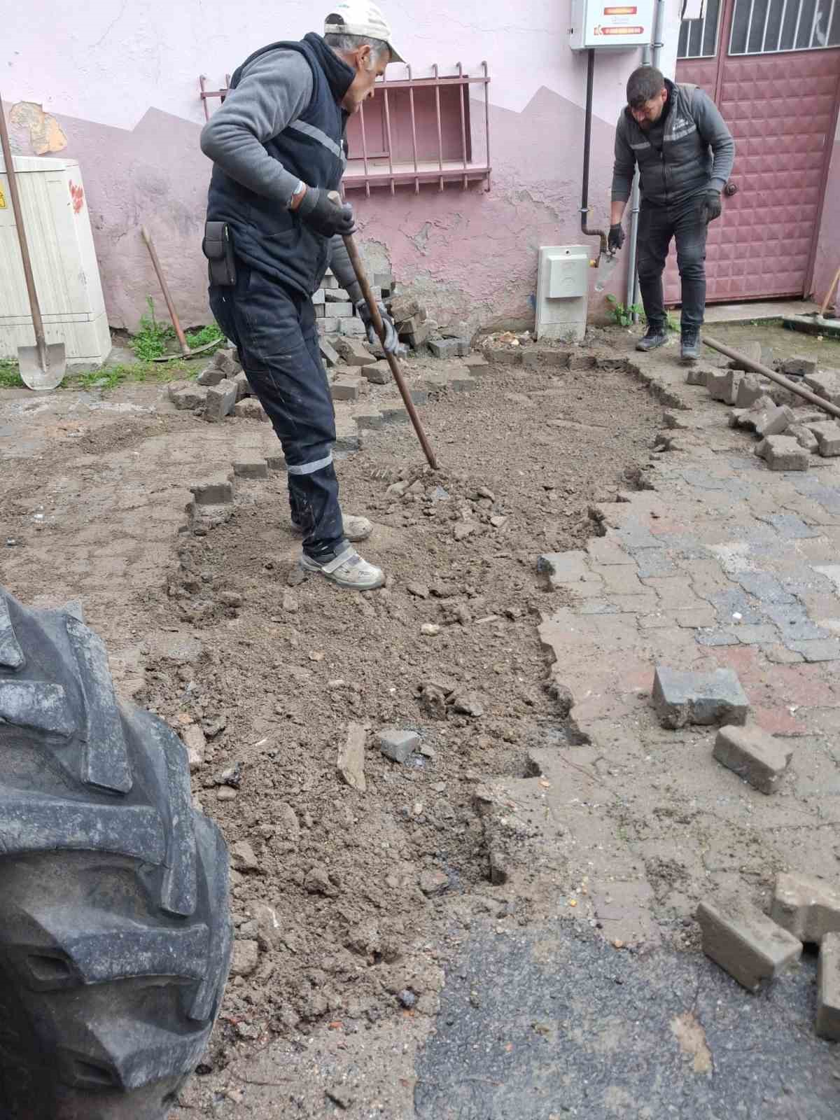 Koçarlı’da bozuk yollar onarıldı, Cihanoğlu Camii çevresi yeniden düzenlendi
