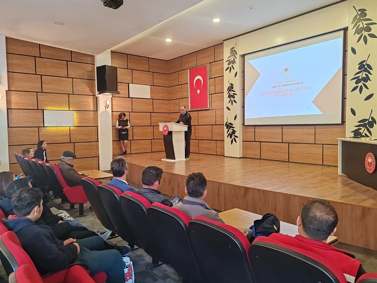 Koçarlılı üreticilere uygulamalı budama eğitimi
