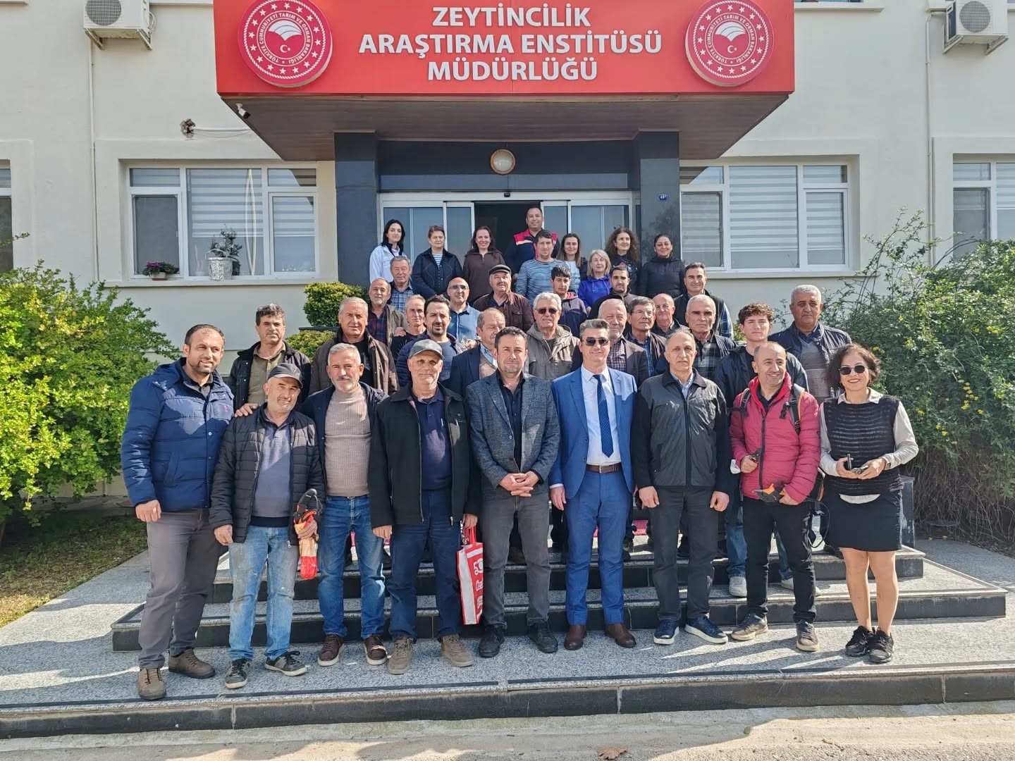 Koçarlılı üreticilere uygulamalı budama eğitimi
