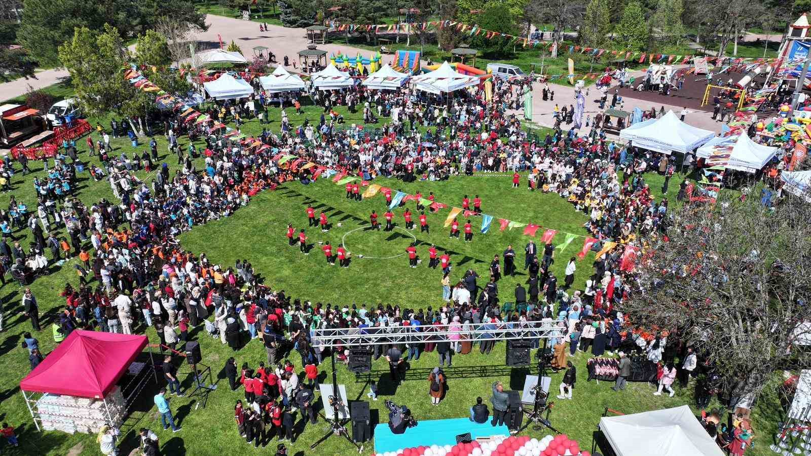 Kocasinan’da bayram havasında geleneksel değerlerle renklenen çocuk şenliği
